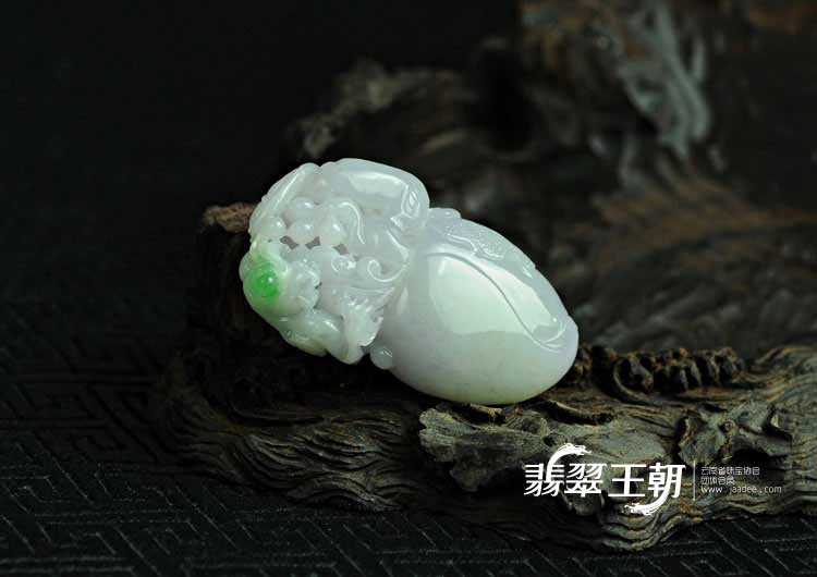 糯冰种春带彩缅甸翡翠寿桃挂件