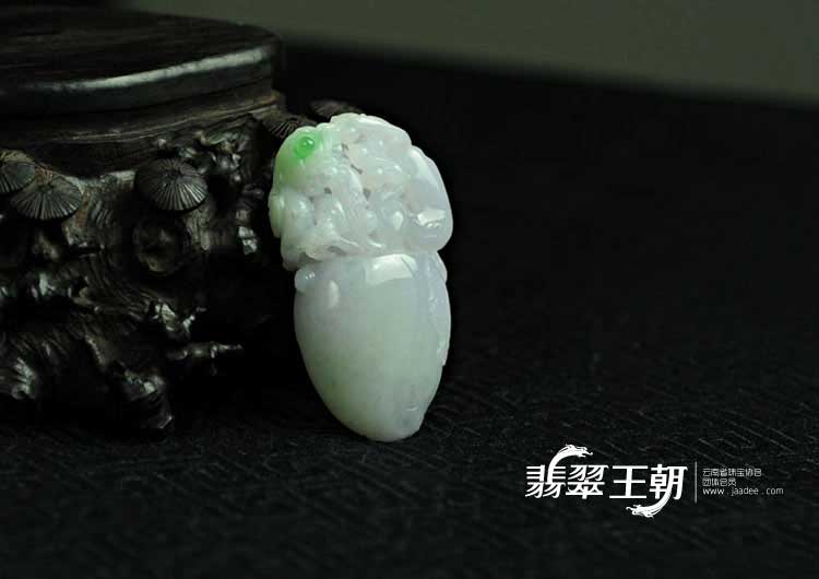 糯冰种春带彩缅甸翡翠寿桃挂件