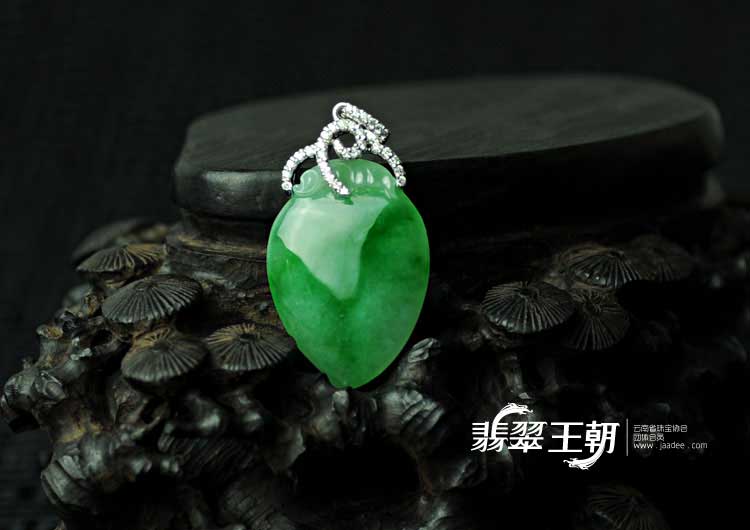 糯冰种阳绿满绿缅甸翡翠镶白金寿桃挂件