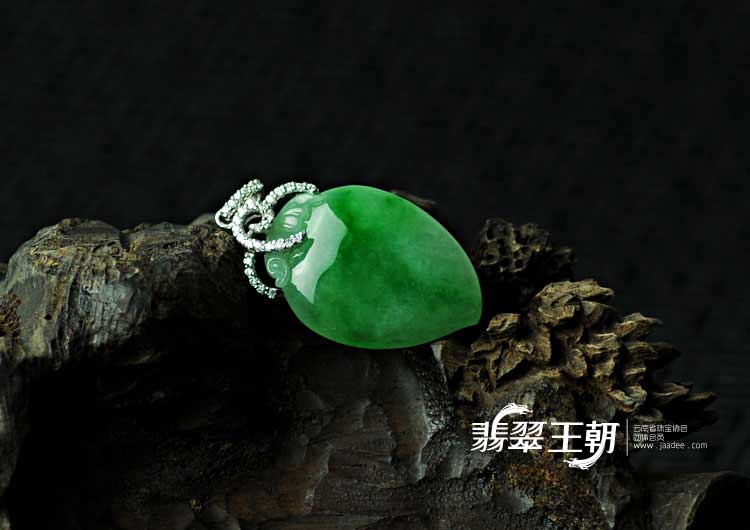 糯冰种阳绿满绿缅甸翡翠镶白金寿桃挂件