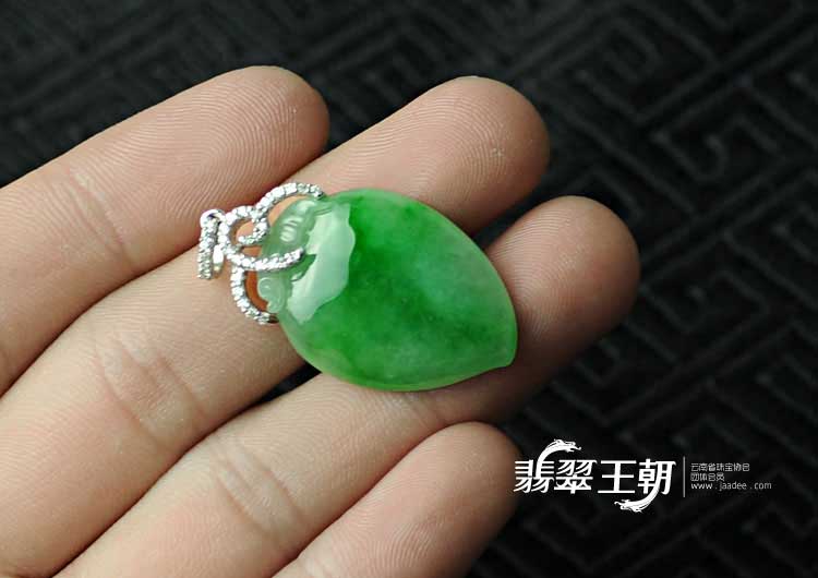 糯冰种阳绿满绿缅甸翡翠镶白金寿桃挂件
