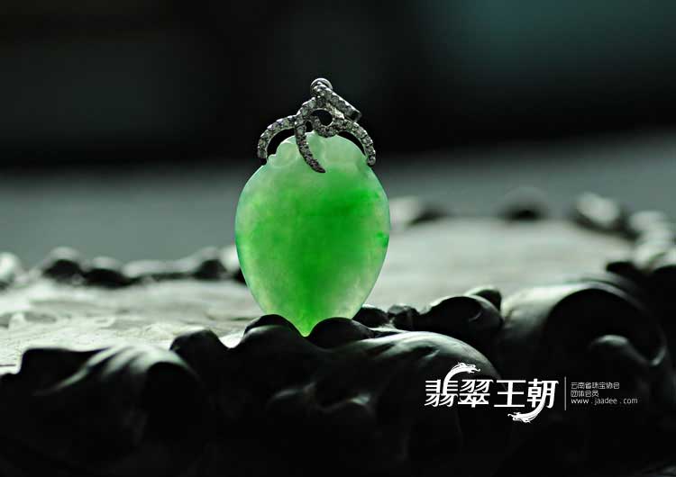 糯冰种阳绿满绿缅甸翡翠镶白金寿桃挂件