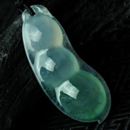 冰玻种紫罗兰飘花缅甸翡翠四季豆挂件