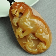 糯冰种红黄翡缅甸翡翠爪龙挂件