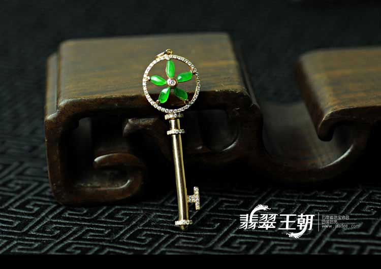 冰玻种正阳绿缅甸翡翠金钥匙挂件