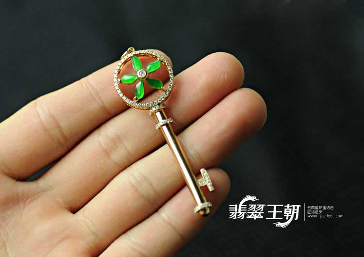冰玻种正阳绿缅甸翡翠金钥匙挂件