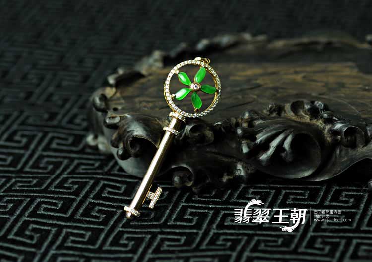 冰玻种正阳绿缅甸翡翠金钥匙挂件