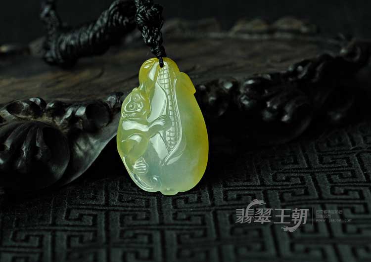 冰玻种黄翡缅甸翡翠封侯挂件