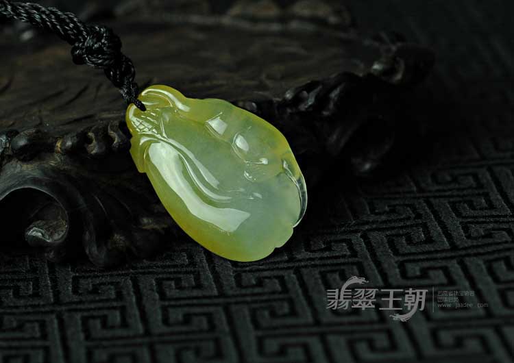 冰玻种黄翡缅甸翡翠封侯挂件