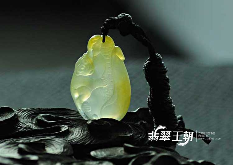 冰玻种黄翡缅甸翡翠封侯挂件