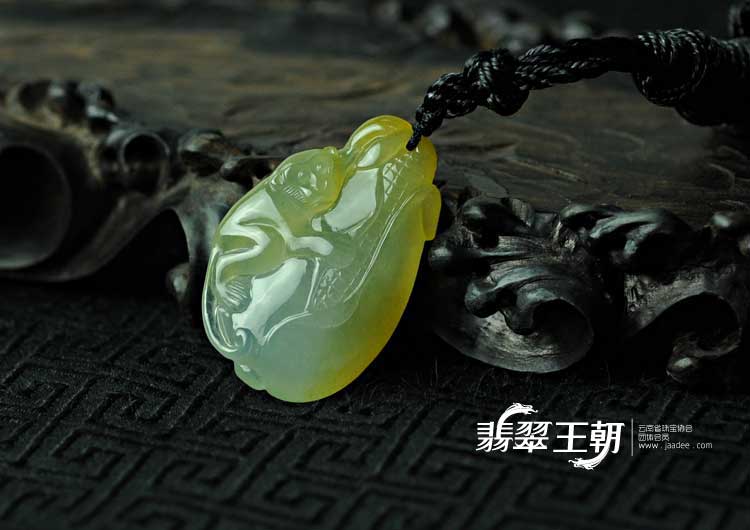 冰玻种黄翡缅甸翡翠封侯挂件