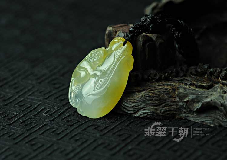 冰玻种黄翡缅甸翡翠封侯挂件
