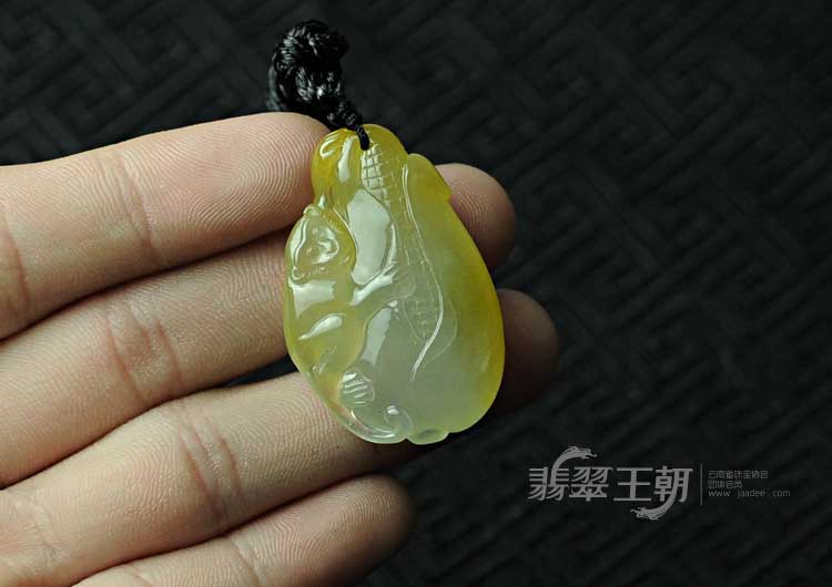 冰玻种黄翡缅甸翡翠封侯挂件