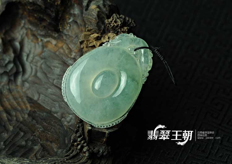 冰种晴水缅甸翡翠双龙戏珠挂件