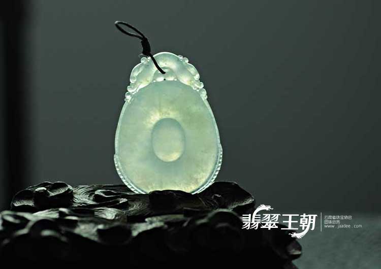 冰种晴水缅甸翡翠双龙戏珠挂件