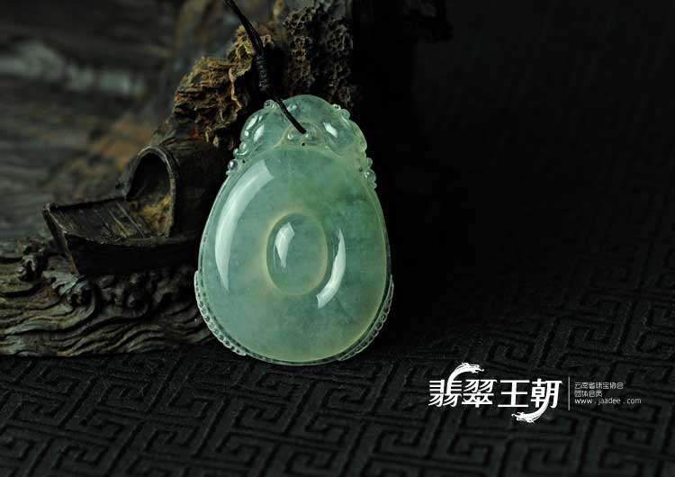 冰种晴水缅甸翡翠双龙戏珠挂件