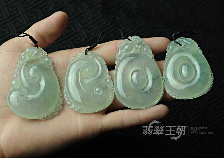 冰种晴水缅甸翡翠双龙戏珠挂件