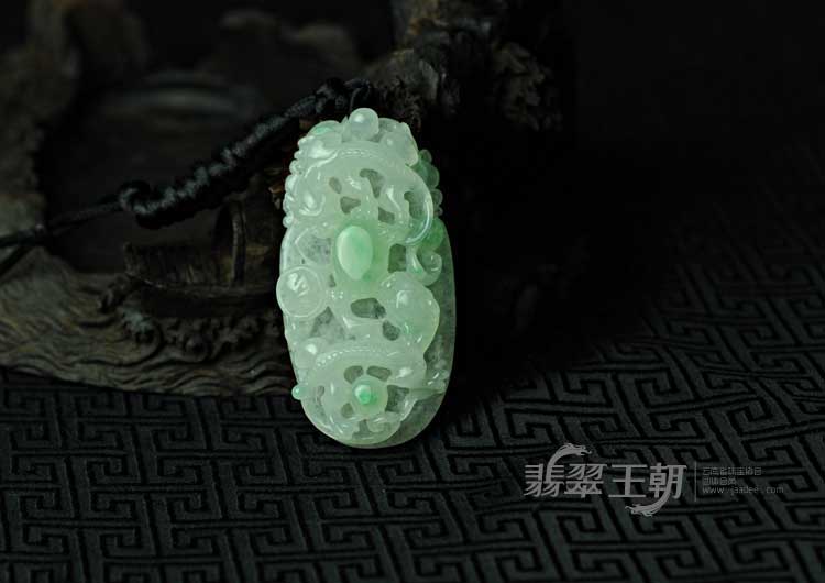 冰种飘翠缅甸翡翠双龙戏珠挂件