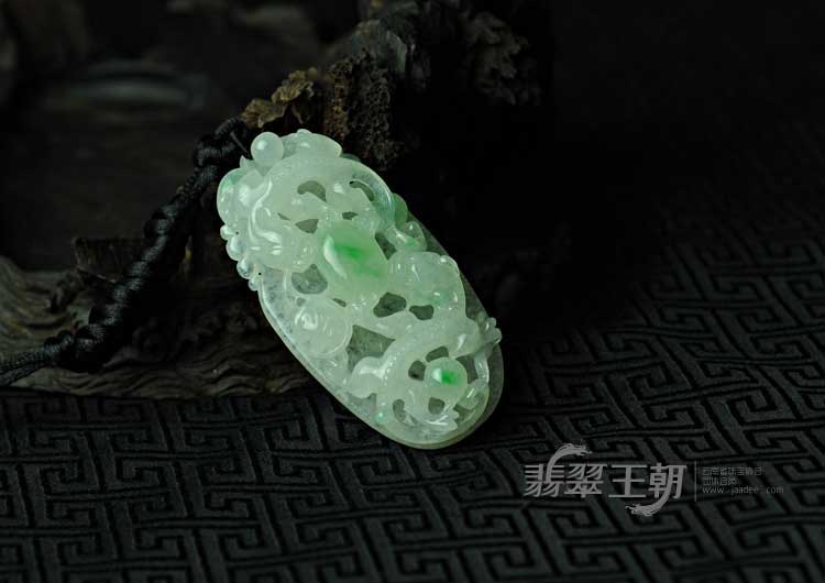冰种飘翠缅甸翡翠双龙戏珠挂件