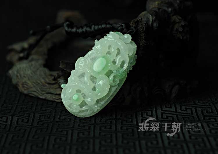 冰种飘翠缅甸翡翠双龙戏珠挂件