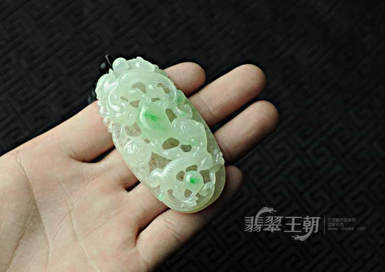 冰种飘翠缅甸翡翠双龙戏珠挂件