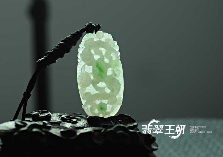 冰种飘翠缅甸翡翠双龙戏珠挂件