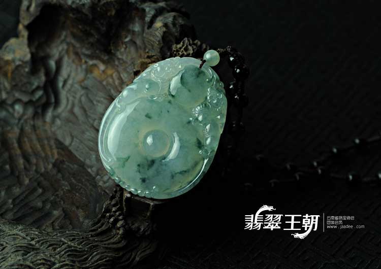 冰种飘花缅甸翡翠双龙戏珠挂件