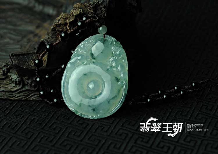 冰种飘花缅甸翡翠双龙戏珠挂件