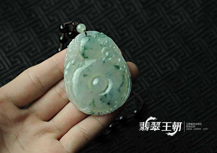 冰种飘花缅甸翡翠双龙戏珠挂件