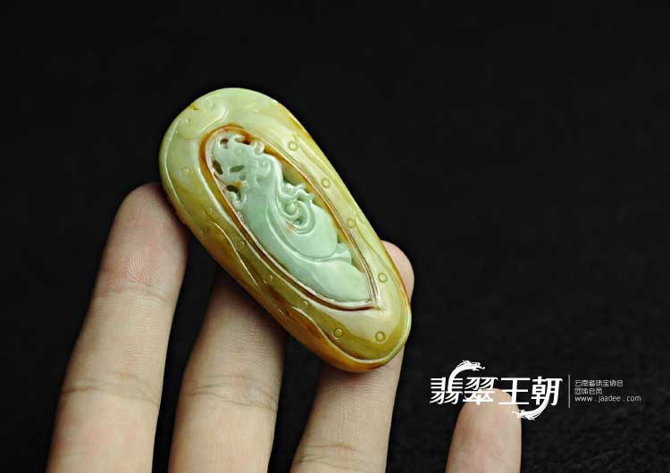 细糯种黄加绿缅甸翡翠龙凤挂件