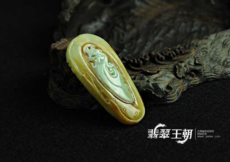 细糯种黄加绿缅甸翡翠龙凤挂件