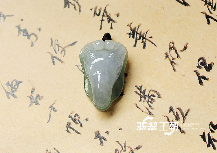糯冰种晴水缅甸翡翠羊头挂件