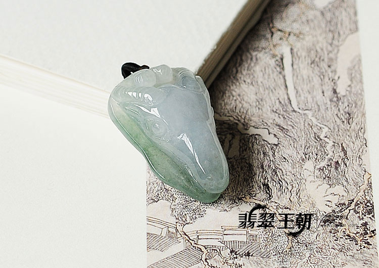 糯冰种晴水缅甸翡翠羊头挂件