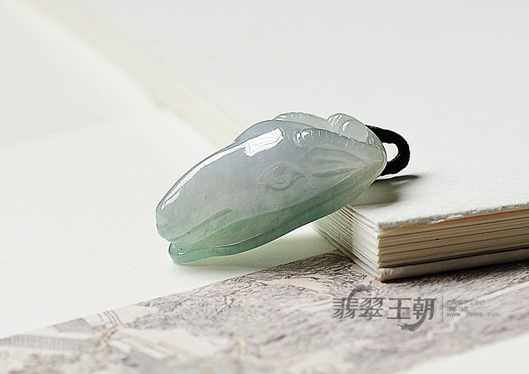 糯冰种晴水缅甸翡翠羊头挂件