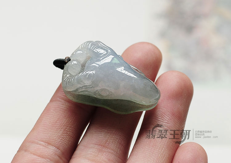 糯冰种晴水缅甸翡翠羊头挂件
