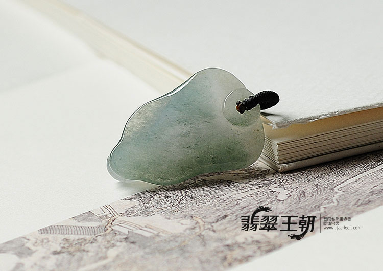 糯冰种晴水缅甸翡翠羊头挂件