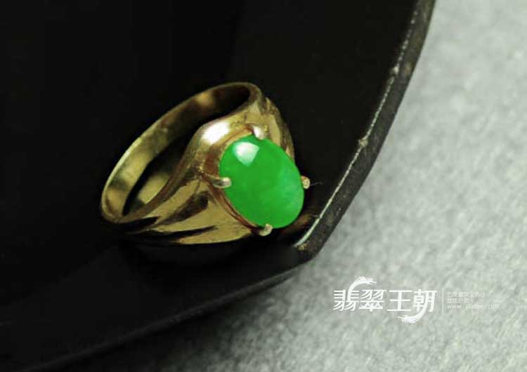 糯冰种阳绿缅甸翡翠戒面