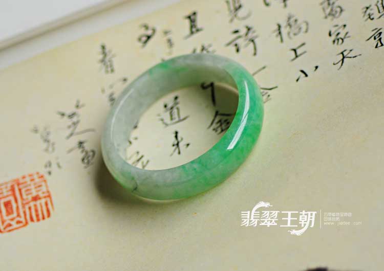 糯冰种翠色缅甸翡翠手镯（59.1）