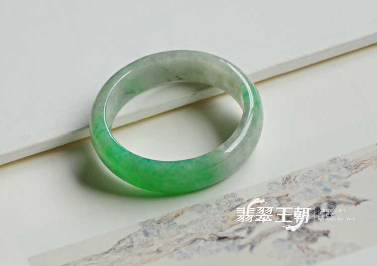 糯冰种翠色缅甸翡翠手镯（59.1）