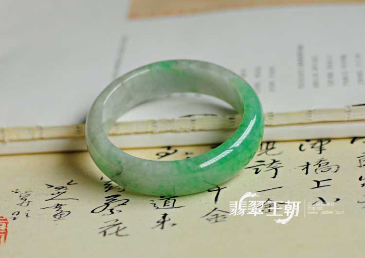 糯冰种翠色缅甸翡翠手镯（59.1）