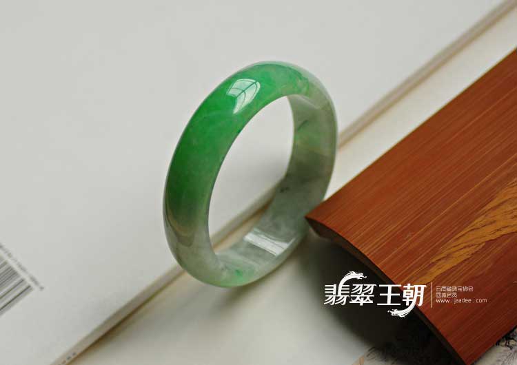 糯冰种翠色缅甸翡翠手镯（59.1）