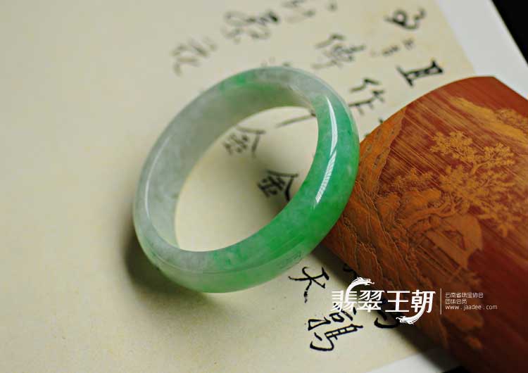 糯冰种翠色缅甸翡翠手镯（59.1）