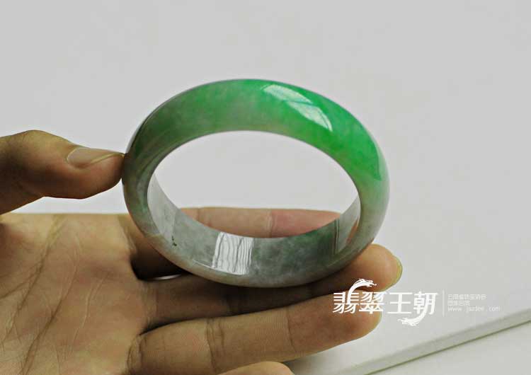 糯冰种翠色缅甸翡翠手镯（59.1）