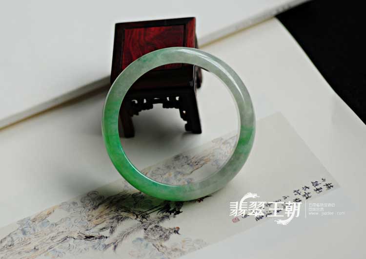 糯冰种翠色缅甸翡翠手镯（59.1）