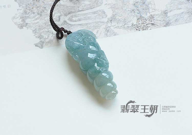 冰种飘花略带紫罗兰缅甸翡翠“富贵吉祥”海螺挂件