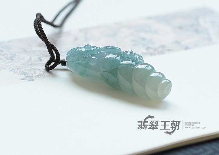 冰种飘花略带紫罗兰缅甸翡翠“富贵吉祥”海螺挂件