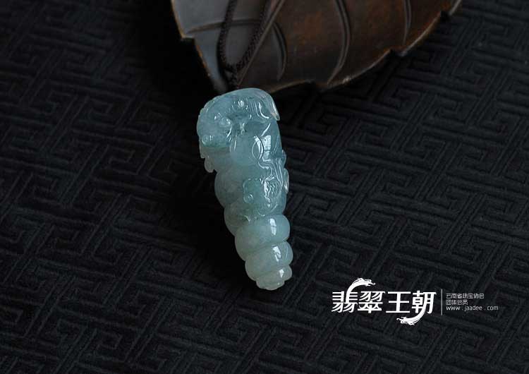 冰种飘花略带紫罗兰缅甸翡翠“富贵吉祥”海螺挂件