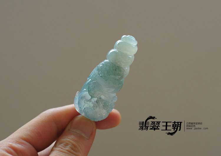 冰种飘花略带紫罗兰缅甸翡翠“富贵吉祥”海螺挂件