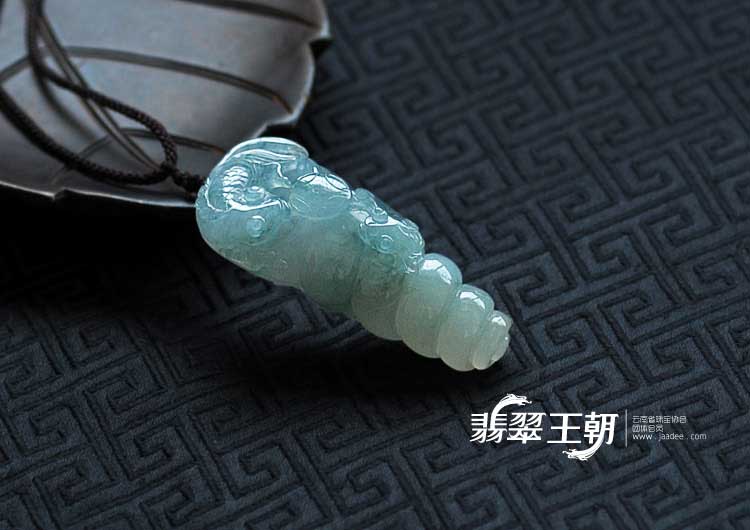 冰种飘花略带紫罗兰缅甸翡翠“富贵吉祥”海螺挂件