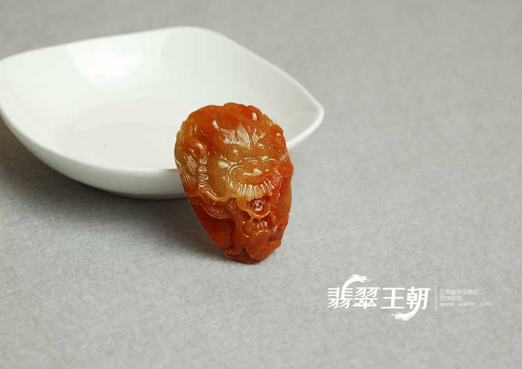 糯冰种红翡缅甸翡翠龙头挂件